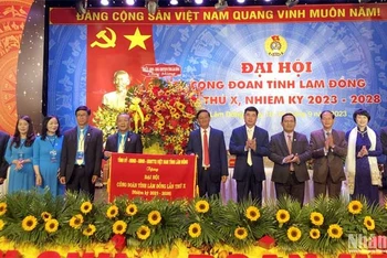 Lãnh đạo tỉnh Lâm Đồng trao bức trướng chúc mừng Đại hội Công đoàn tỉnh lần thứ X.