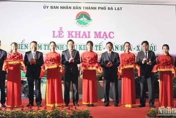 Lãnh đạo tỉnh Lâm Đồng và thành phố Đà Lạt thực hiện nghi thức khai mạc triển lãm.