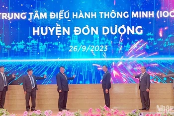 Các đại biểu thực hiện nghi thức khai trương Trung tâm điều hành thông minh huyện Đơn Dương.