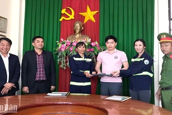 Hai nữ nhân viên môi trường Đà Lạt trao trả số tiền cùng laptop cho anh Võ Thanh Vương.