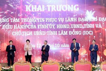 Các đại biểu thực hiện nghi thức khai trương Trung tâm điều hành thông minh IOC tỉnh Lâm Đồng.