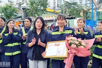 Phó Chủ tịch Ủy ban nhân dân thành phố Đà Lạt Trần Thị Vũ Loan trao giấy khen tặng chị Vũ Thị Thu vì đã có hành động, cử chỉ đẹp.