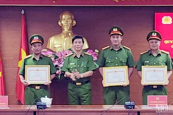 Phó Giám đốc Công an tỉnh Lâm Đồng Đinh Xuân Huy trao giấy khen tặng các tập thể.