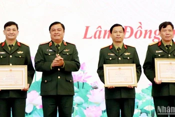 Trung tướng Đỗ Văn Bảnh, Chính ủy Học viện Lục quân trao bằng khen tặng các tập thể có thành tích xuất sắc trong thực hiện Luật Sĩ quan Quân đội nhân dân Việt Nam.