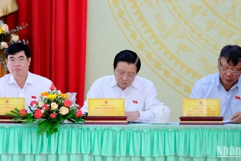 Đồng chí Phan Đình Trạc và các đại biểu Quốc hội khóa XV tỉnh Lâm Đồng tiếp xúc cử tri xã Quảng Ngãi, huyện Cát Tiên.