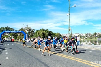 Các vận động viên tranh tài nội dung đua tốc độ 10km cung đường quanh hồ Xuân Hương, thành phố Đà Lạt.