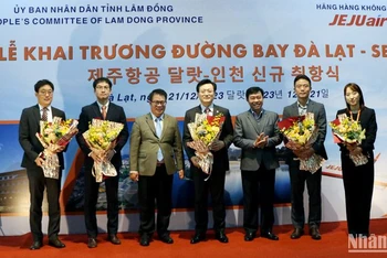 Phó Chủ tịch Ủy ban nhân dân tỉnh Lâm Đồng Nguyễn Ngọc Phúc (thứ 3, bên trái) và lãnh đạo ngành du lịch tỉnh tặng hoa các đại diện hãng hàng không Jeju.