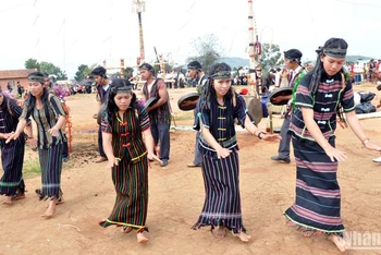 Đồng bào các dân tộc nam Tây Nguyên biểu diễn dân vũ và cồng chiêng.