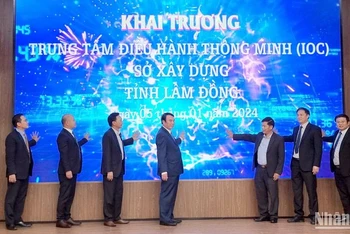 Phó Chủ tịch Ủy ban nhân dân tỉnh Lâm Đồng Phạm S (giữa) và lãnh đạo sở, ngành liên quan, VNPT Lâm Đồng thực hiện nghi thức khai trương.
