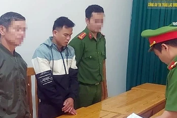 Cơ quan điều tra tống đạt các quyết định khởi tố, bắt tạm giam Hà Văn Suôi.