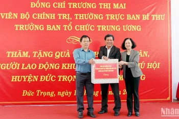 Đồng chí Trương Thị Mai trao quà Tết tặng khu công nghiệp Phú Hội, huyện Đức Trọng, tỉnh Lâm Đồng.