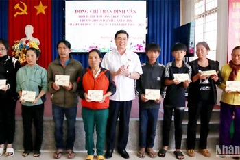 Phó Bí thư thường trực Tỉnh ủy, Trưởng đoàn đại biểu Quốc hội tỉnh Lâm Đồng Trần Đình Văn trao quà Tết tặng hộ nghèo huyện Đức Trọng.