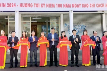 Các đại biểu thực hiện nghi thức khai mạc Hội báo Xuân Lâm Đồng Giáp Thìn 2024.