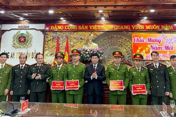 Phó Bí thư thường trực Tỉnh ủy Lâm Đồng Trần Đình Văn và lãnh đạo Công an tỉnh trao thưởng của Bộ Công an tặng các đơn vị thuộc Công an tỉnh Lâm Đồng.