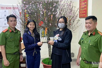 Em Võ Quỳnh Thư trao lại chiếc điện thoại cho chị Kim Oanh.