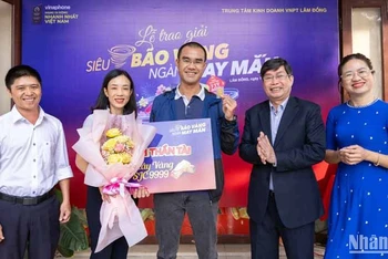 Trung tâm Kinh doanh VNPT-Lâm Đồng trao giải cho khách hàng may mắn trúng giải thần tài.