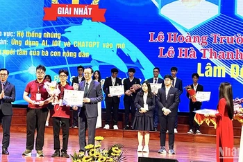 Thứ trưởng Bộ Giáo dục và Đào tạo Phạm Ngọc Thưởng trao giải nhất cho dự án của học sinh Lâm Đồng. Ảnh: Sở Giáo dục và Đào tạo Lâm Đồng.