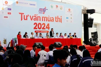 Quang cảnh buổi tư vấn mùa thi năm 2024 tại Trường Đại học Đà Lạt.
