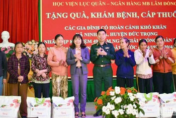 Thiếu tướng Nguyễn Công Sơn, Phó Chính ủy học viện và lãnh đạo địa phương trao quà tặng các gia đình chính sách, gia đình có hoàn cảnh khó khăn tại xã Ninh Gia, huyện Đức Trọng, Lâm Đồng.
