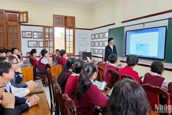 Buổi dạy thử nghiệm phòng học thông minh tại Trường trung học phổ thông chuyên Thăng Long - Đà Lạt.
