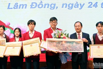 Lãnh đạo Sở Giáo dục và Đào tạo tỉnh Lâm Đồng trao tranh panorama "Chiến dịch Điện Biên Phủ" tặng các học sinh xuất sắc tại lễ tuyên dương.