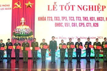Lãnh đạo Học viện Lục quân trao bằng tốt nghiệp cho học viên Quân đội Hoàng gia Campuchia.