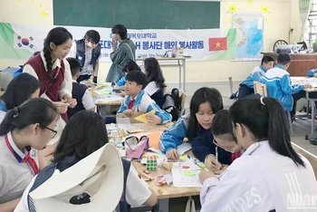 Sinh viên Đại học Quốc gia Mokpo và học sinh Trường trung học cơ sở Phan Chu Trinh, thành phố Đà Lạt tham gia các hoạt động trong chương trình.