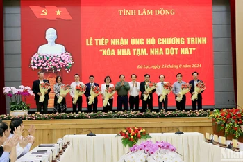 Thủ tướng Phạm Minh Chính và Quyền Bí thư Tỉnh ủy Lâm Đồng Nguyễn Thái Học tặng hoa các nhà tài trợ Chương trình "xóa nhà tạm, nhà dột nát" trên địa bàn tỉnh Lâm Đồng.