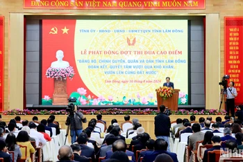 Quang cảnh Lễ phát động đợt thi đua cao điểm: “Đảng bộ, chính quyền, quân và dân tỉnh Lâm Đồng đoàn kết, quyết tâm vượt qua khó khăn, vươn lên cùng đất nước”.