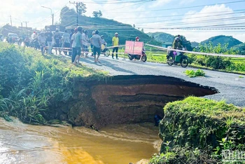 Sạt lở tạo hàm ếch ăn sâu vào mặt đường tỉnh lộ 721 đoạn qua xã Đạ Lây, huyện Đạ Tẻh, tỉnh Lâm Đồng.