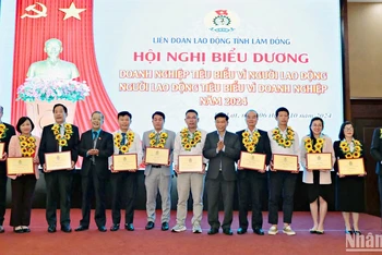 Ban tổ chức biểu dương các "doanh nghiệp tiêu biểu vì người lao động" năm 2024.