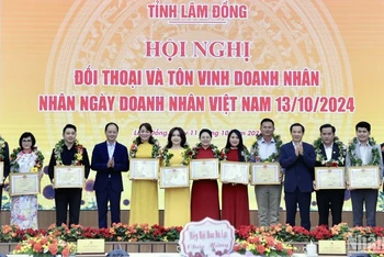 Quyền Bí thư Tỉnh ủy Lâm Đồng Nguyễn Thái Học và Chủ tịch Ủy ban nhân dân tỉnh Trần Hồng Thái tôn vinh các doanh nhân tiêu biểu.