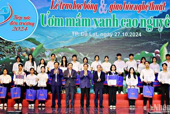 Lãnh đạo tỉnh Lâm Đồng, báo Tuổi Trẻ và nhà tài trợ trao học bổng "Tiếp sức đến trường" tặng tân sinh viên có hoàn cảnh khó khăn khu vực Tây Nguyên.