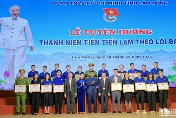 Tỉnh đoàn Lâm Đồng tuyên dương các gương “Thanh niên tiên tiến làm theo lời Bác”.