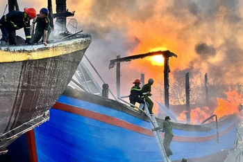 Vụ cháy khiến 11 tàu cá bị hư hỏng nặng.
