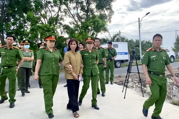 Công an thành phố Phan Thiết tiến hành lệnh bắt tạm giam, khám xét nhà của các bị can đánh đập.