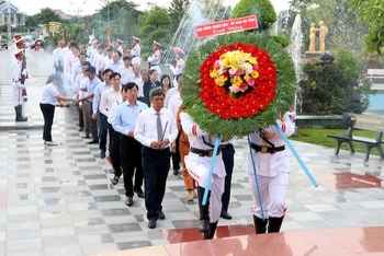 Lễ viếng Chủ tịch Hồ Chí Minh và các Anh hùng liệt sĩ.