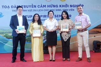 Sở Văn hoá, Thể thao và Du lịch tỉnh tặng quà lưu niệm cho diễn giả