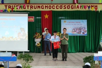 Công an tỉnh Bình Thuận trao tặng quà cho các trẻ em.