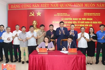 Các đồng chí lãnh đạo chứng kiến Lễ chuyển giao tổ chức Đảng, đảng viên của Vicem Bỉm Sơn về Đảng uỷ Vicem.