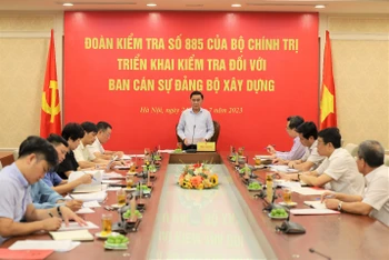 Đồng chí Trần Cẩm Tú, Ủy viên Bộ Chính trị, Bí thư Trung ương Đảng, Chủ nhiệm Ủy ban Kiểm tra Trung ương, Trưởng Đoàn kiểm tra phát biểu tại hội nghị.