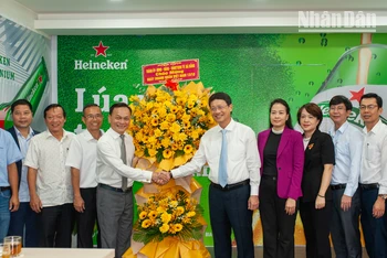 Đoàn công tác của lãnh đạo thành phố chúc mừng Nhà máy bia Heineken tại Đà Nẵng nhân ngày 13/10.