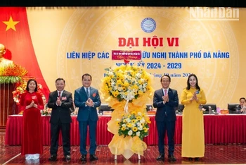 Lãnh đạo thành phố Đà Nẵng tặng hoa chúc mừng Đại hội.