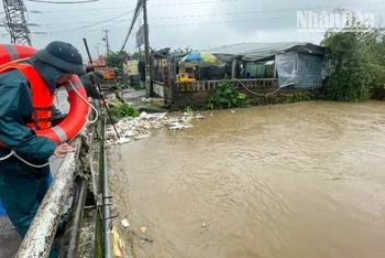 Lực lượng chức năng trục vớt rác thải trên mặt kênh thoát nước.