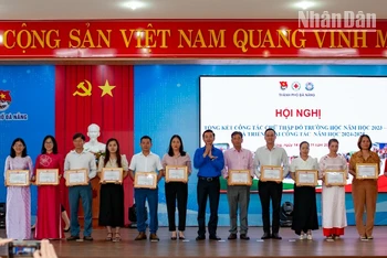 Lễ khen thưởng 12 tập thể có thành tích xuất sắc trong phong trào hội.