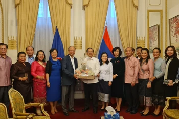 Đại sứ Đinh Toàn Thắng gửi lời chúc tốt đẹp nhất tới Đại sứ Kham-Inh Khitchadeth và Phu nhân cùng toàn thể cán bộ, nhân viên Đại sứ quán Lào nhân dịp Tết cổ truyền Bun Pi May.