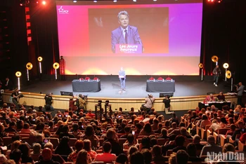Đồng chí Fabien Roussel phát biểu tại Đại hội lần thứ 39 của Đảng Cộng sản Pháp. (Ảnh: KHẢI HOÀN) 