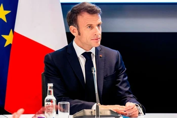 Tổng thống Pháp ký ban hành Luật cải cách hưu trí chỉ vài giờ sau khi có phán quyết của Hội đồng Hiến pháp. Ảnh: France Bleu.