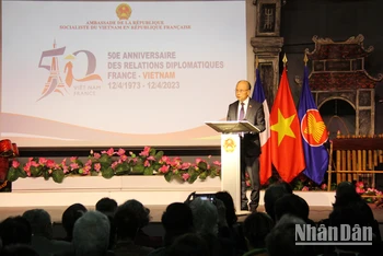 Đại sứ Việt Nam tại Pháp Đinh Toàn Thắng phát biểu ý kiến. (Ảnh: Khải Hoàn)