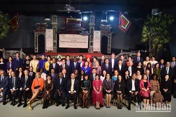 Đại sứ các nước thành viên UNESCO rất ấn tượng với đêm trình diễn di sản văn hóa Việt Nam. (Ảnh: Minh Duy)